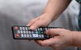 Część emerytów nie musi płacić abonamentu RTV. Wystarczy spełnić jeden warunek
