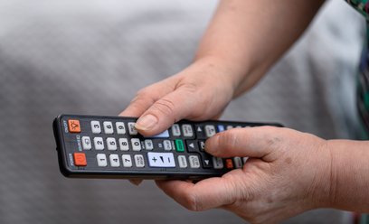 Część emerytów nie musi płacić abonamentu RTV. Wystarczy spełnić jeden warunek