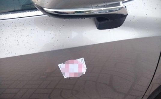"Karna" naklejka za niewłaściwe parkowanie