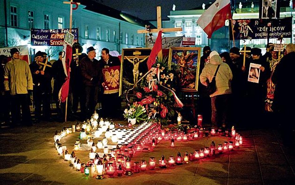 Młodzi ludzie przestali śpiewać, gdy biorący udział w pochodzie zaczęli się modlić