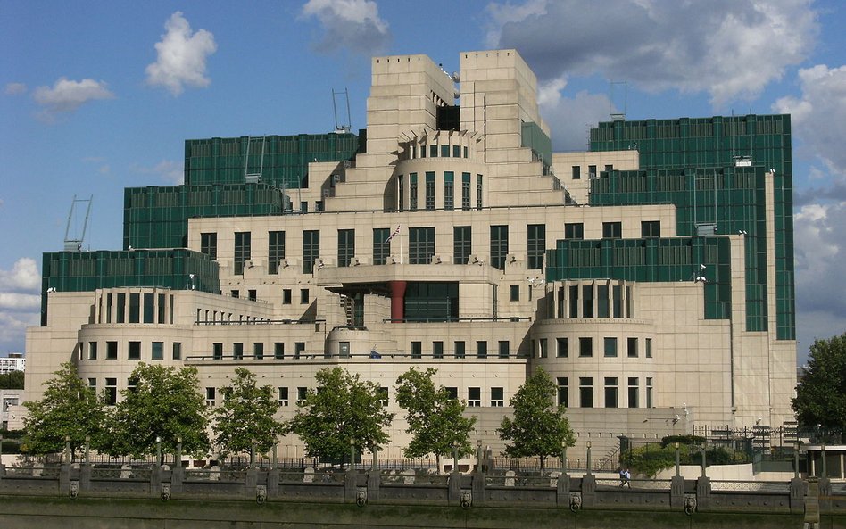 Szef MI6 przeprasza za to, że wywiad dyskryminował osoby LGBT