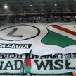Kibice Legii Warszawa zaprezentowali tzw. sektorówkę m.in. podczas meczu w Krakowie.