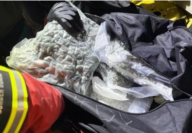 Podczas przeszukania samochodu, w bagażniku odnaleziono pięć dużych paczek zawierających marihuanę o