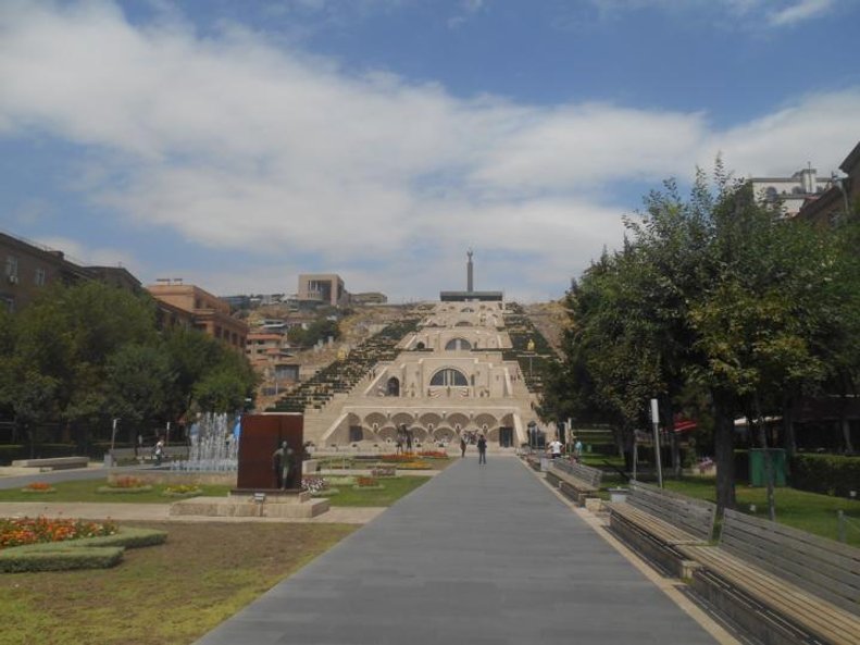 Kaskady w Erywaniu, czyli muzeum sztuki połączone z parkiem. Na szczyt można wejść lub wjechać schod