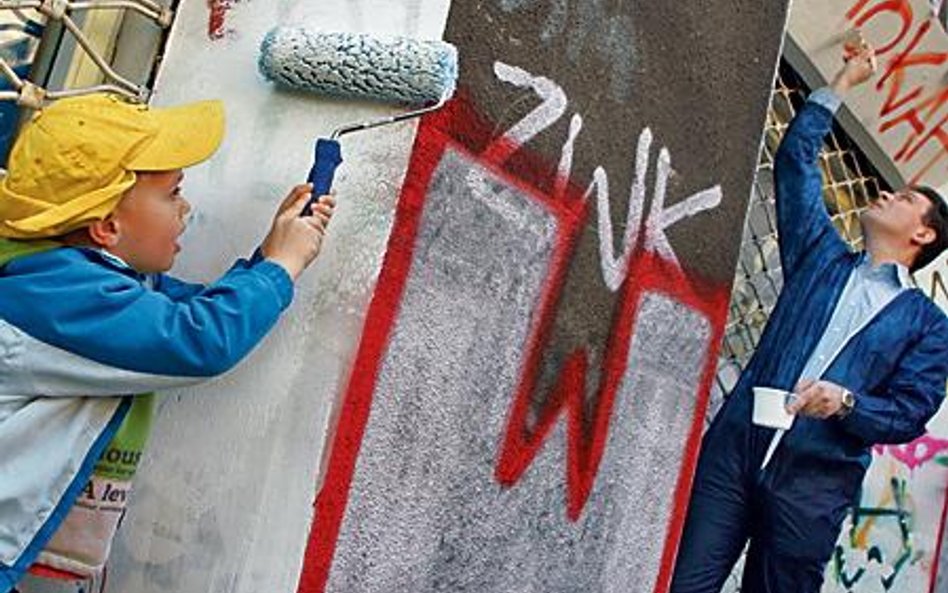 Racławicka 29a zniszczoną elewację odmalowywały całe rodziny