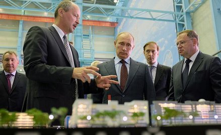 Dyrektor Ałmaz-Antej Władisław Mienszikow tłumaczy prezydentowi Putonowi pracę fimy, zdjęcie z 2013 