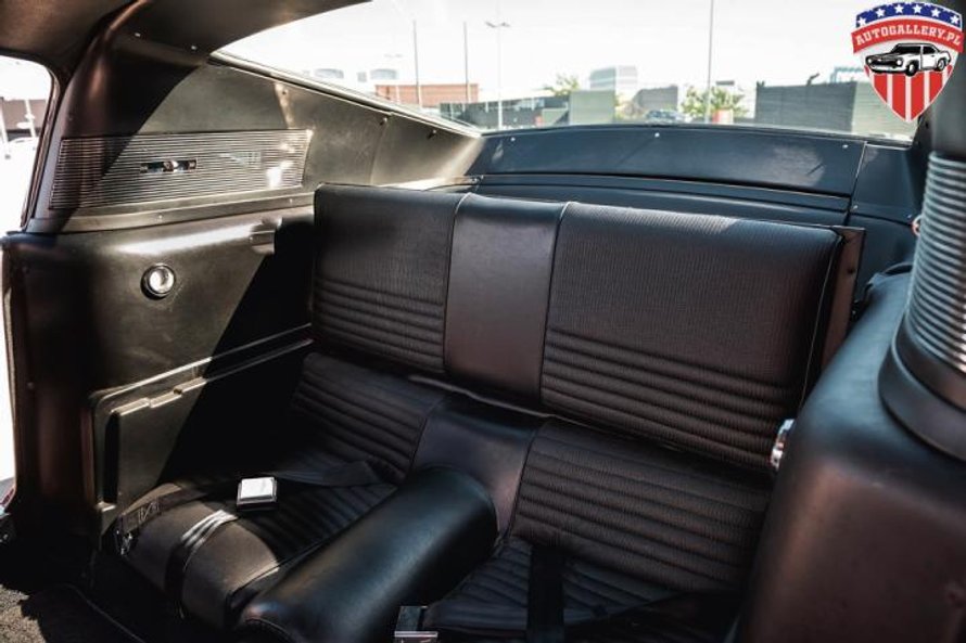 Długonogich modelek nie sadzajmy na tylnych fotelach. Zresztą, kto by chciał….