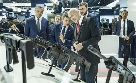 Wzrost zatrudnienia w Łuczniku wynika m.in. z podpisania kontraktu na dostawę karabinka