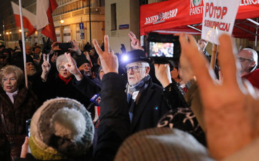 Jan Pietrzak podczas manifestacji przed siedzibą Telewizyjnej Agencji Informacyjnej w wieczór sylwes