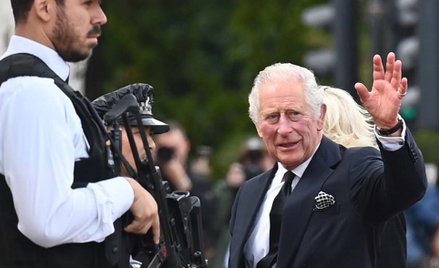 Karol III przed Pałacem Buckingham spotkał się ze swoimi poddanymi