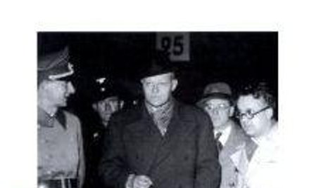 Faszysta w tweedowej marynarce