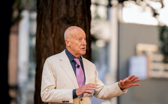 W 1999 roku Norman Foster został wyróżniony nagrodą Pritzkera, uważaną za jedną z najbardziej presti