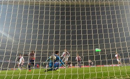 Paolo Guerrero strzela drugą bramkę dla Peru