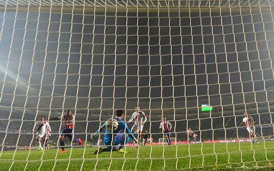 Paolo Guerrero strzela drugą bramkę dla Peru