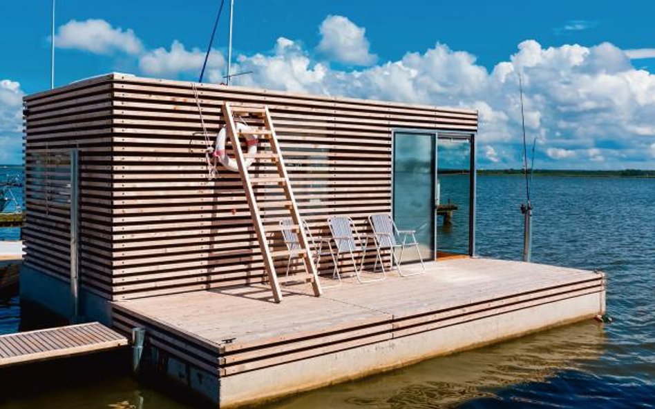 ?Houseboats na jeziorze Jamno w Mielnie. Takich domków na wodzie jest dziesięć
