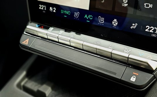 We wnętrzu nowego Scenica pozostawiono cały szereg klasycznych przycisków