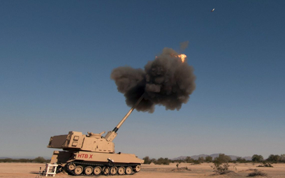 Prototyp 155 mm armatohaubicy samobieżnej XM1299 podczas testów na poligonie Yuma Proving Ground w A