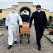 Pogrzeb włoskiej ofiary koronawirusa bez asysty rodziny to symbol pandemii nie tylko we Włoszech