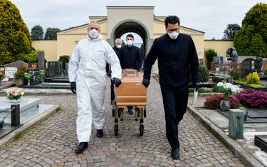 Pogrzeb włoskiej ofiary koronawirusa bez asysty rodziny to symbol pandemii nie tylko we Włoszech