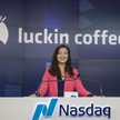 Jenny Zhiya Qian podczas debiutu Luckin Coffee na Wall Street w maju 2019 r.