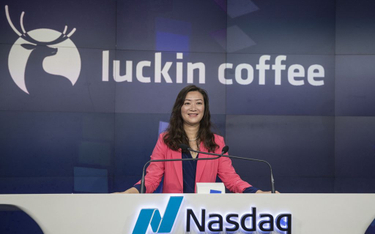 Jenny Zhiya Qian podczas debiutu Luckin Coffee na Wall Street w maju 2019 r.
