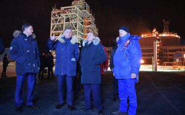 Władimir Putin (2-R), obok Alexandera Novaka (L) i Leonida Michelsona (2-L), podczas uroczystego zał
