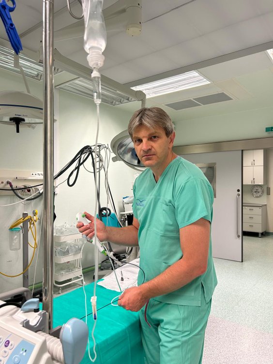 dr Marek Zawadzki na sali zabiegowej