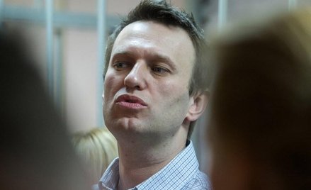 Aleksiej Nawalny w sali sądowej. W głębi widoczne kraty klatki w której był zamknięty wraz z bratem 