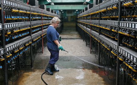 Kobiety w kopalni zmagają się czasem z problemami obcymi mężczyznom, np. brakiem własnej toalety. Na