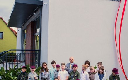 Symboliczne zdjęcie wstęgi odsłaniającej nazwę szkoły