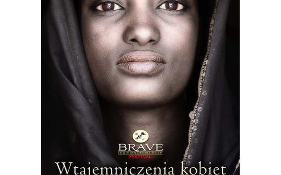 Stuletnia bębniarka w obrzędzie dla kobiet