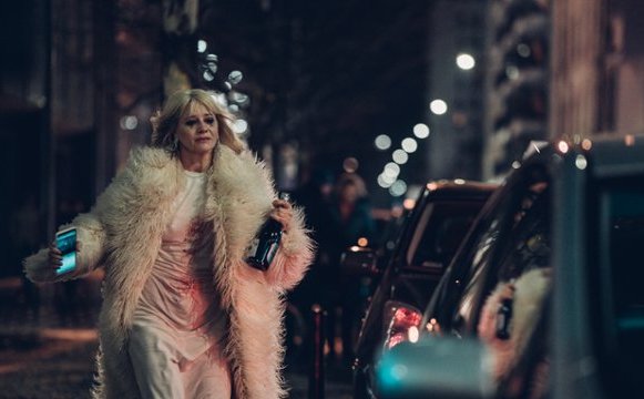 Coś więcej niż ubranie. Dlaczego w serialu „Aniela” warto zwrócić uwagę na futro bohaterki?