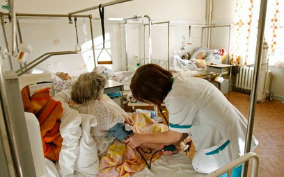 Sąd: szpital nie może obniżać wymagań, by płacić mniej pielęgniarkom