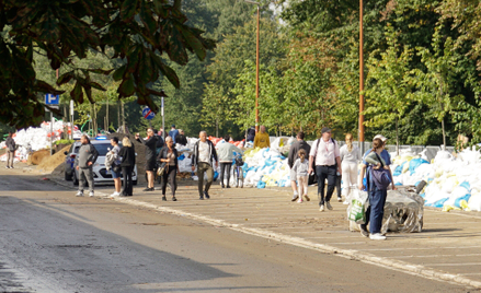 W Nysie mieszkańcy w nocy walczyli o miasto umacniając wały