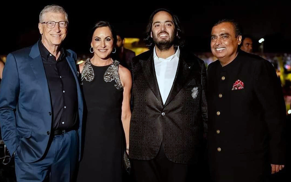 Bill Gates z partnerką Paulą Hurd oraz Anant Ambani w towarzystwie ojca, Mukesha Ambaniego.