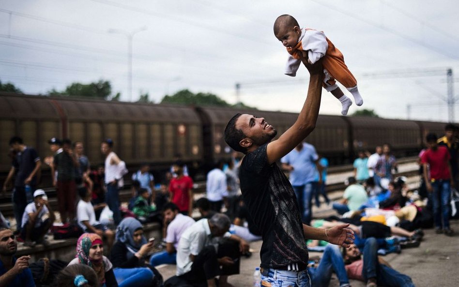 6 sierpnia, Macedonia. Imigranci czekają na pociąg na granicy grecko-macedońskiej licząc na przedost