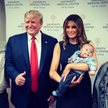Uśmiech i kciuk w góre. Donald Trump na zdjęciu z osieroconym dzieckiem