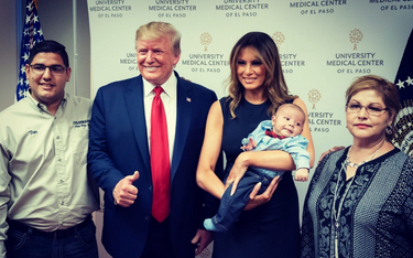 Uśmiech i kciuk w góre. Donald Trump na zdjęciu z osieroconym dzieckiem