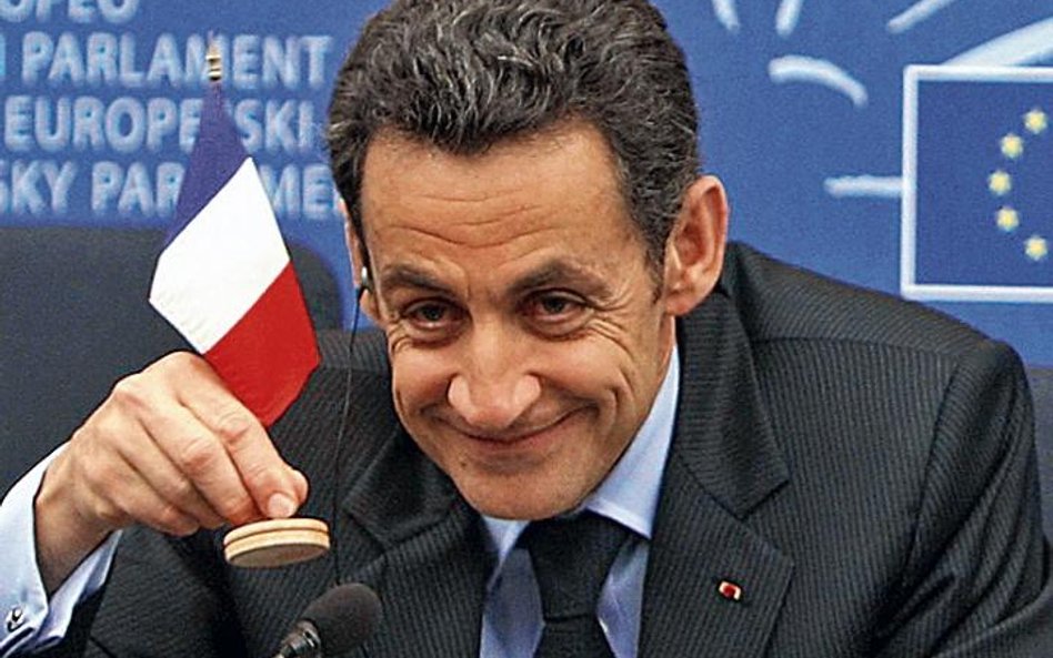 Nicolas Sarkozy żegna dziennikarzy na konferencji prasowej w Strasburgu