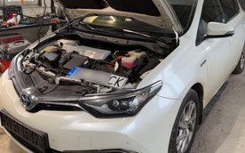 Oprócz samochodu toyota, policjanci zabezpieczyli szereg części samochodowych.