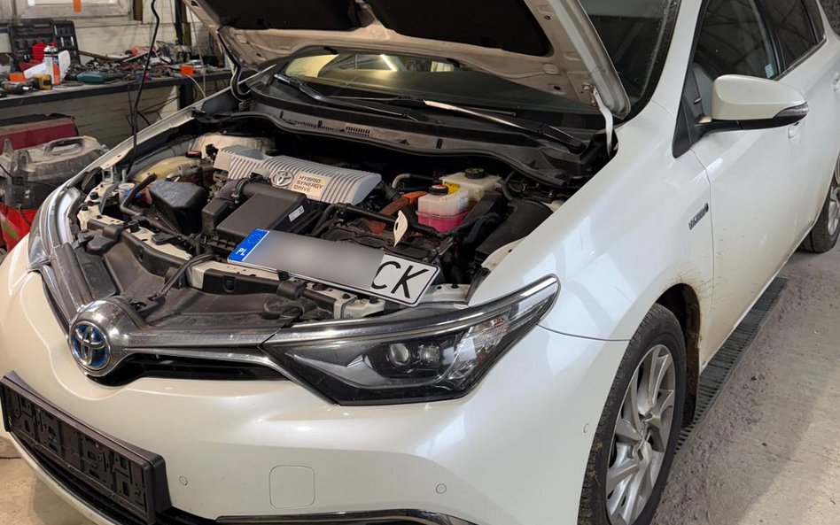 Oprócz samochodu toyota, policjanci zabezpieczyli szereg części samochodowych.