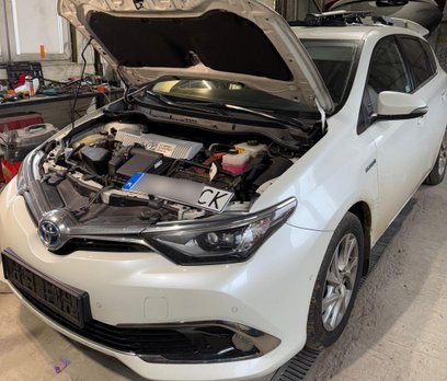 Oprócz samochodu toyota, policjanci zabezpieczyli szereg części samochodowych.