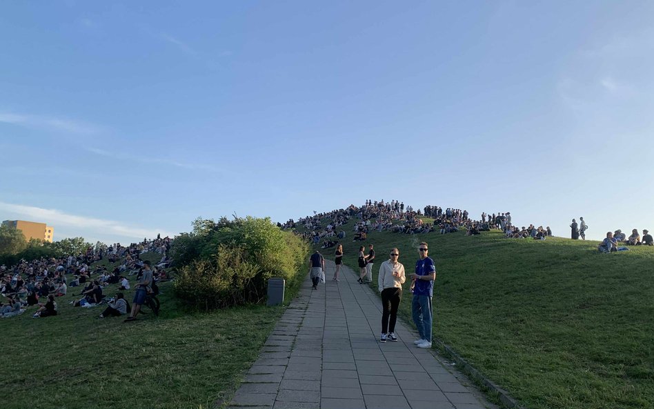 Spacerowicze i uczestnicy imprezy podążają ścieżkami w poszukiwaniu najlepszych miejsc