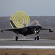 Norweski F-35A skraca dobieg po lądowaniu w bazie Keflavik za pomocą spadochronu hamującego.