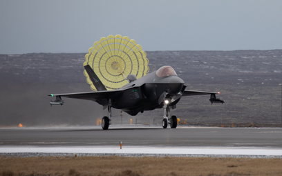 Norweski F-35A skraca dobieg po lądowaniu w bazie Keflavik za pomocą spadochronu hamującego.