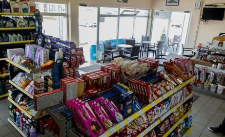 Sklepy na stacjach łapią moc