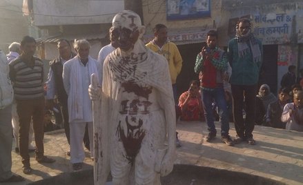 Indie: Daesh zbezcześcił posąg Gandhiego