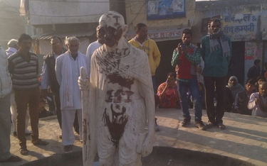 Indie: Daesh zbezcześcił posąg Gandhiego