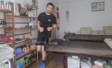 Chiny: Aby utrzymać formę, przebiegł w domu 66 kilometrów