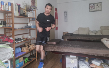 Chiny: Aby utrzymać formę, przebiegł w domu 66 kilometrów